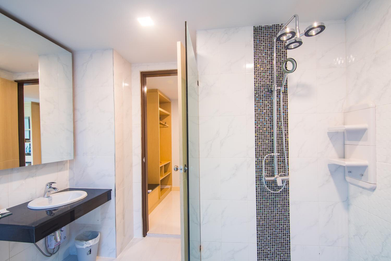 Bathroom 5, The Peak Chanthaburi Hotel, Muang Chanthaburi
