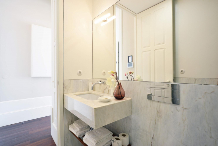 Room 2, Market 1B in Oporto With 1 Bathrooms, Porto