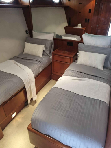 Room 2, Live on a Luxury 65ft Yacht in Duquesa- Estapona, Málaga