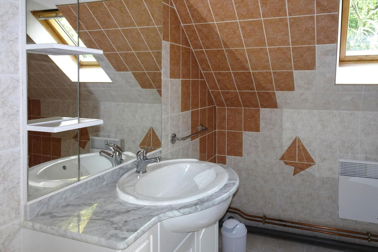 Bathroom 5, Semi-detached House, Benodet, Finistère