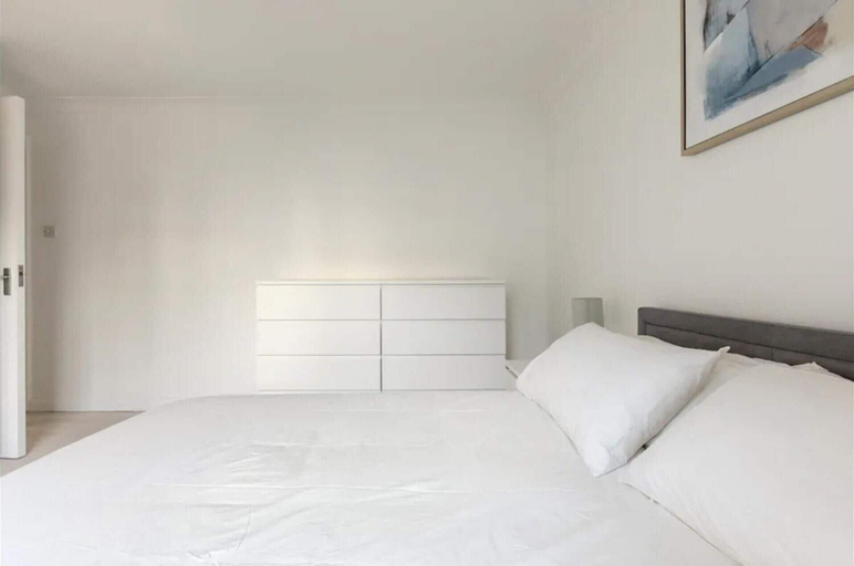 Bedroom 3, Spacious 1 bed Apartment With Parking & Balcony!, London