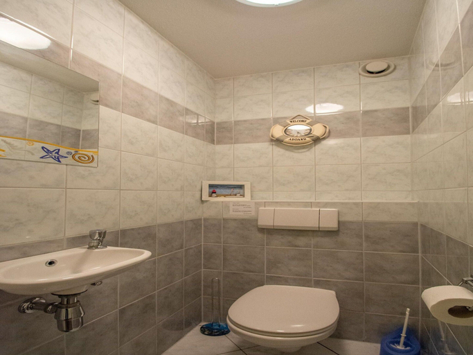 Bathroom 2, An Apartment That is Attractively Furnished, Den Helder