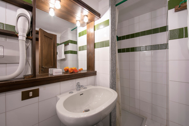 Room 2, Grange Hike Ski - 32D Sestriere, Torino