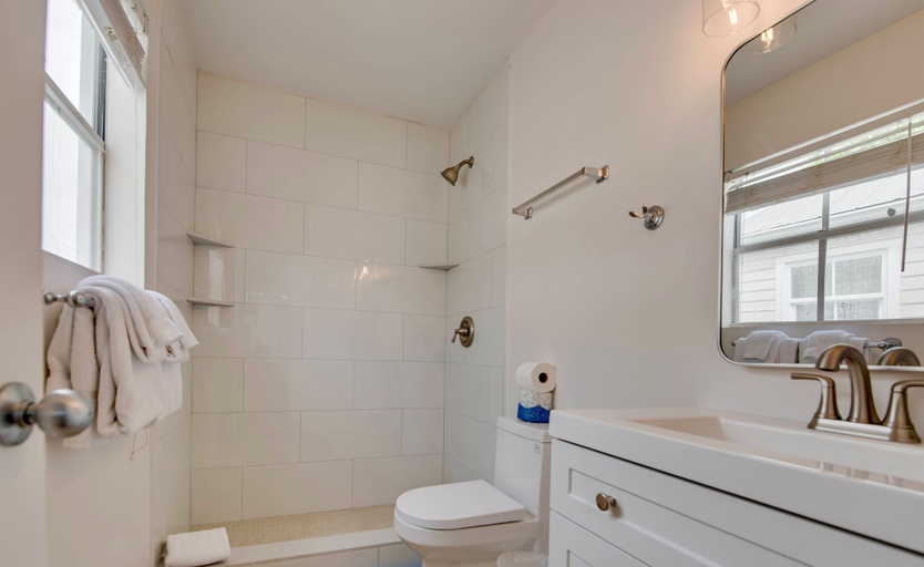 Room 3, Downtown Casa Caribe by Brightwild Pool, Monroe