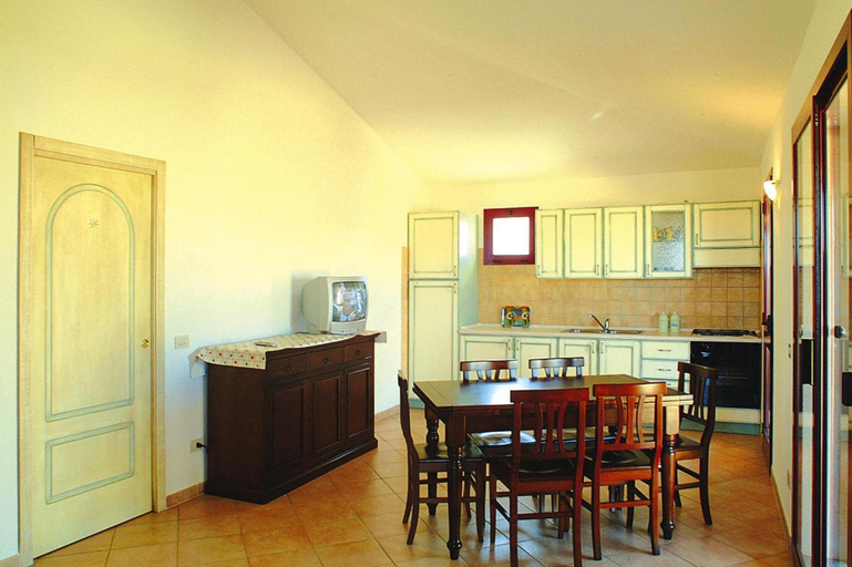 Dining 5, Apartment in Monte Petrosu Near San Teodoro, Nuoro