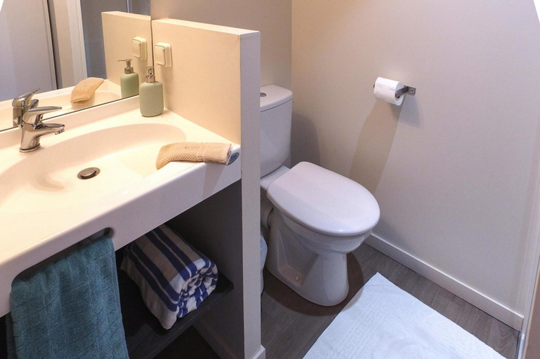 Bathroom, Apartment in Forges les Eaux With Garden, Seine-Maritime