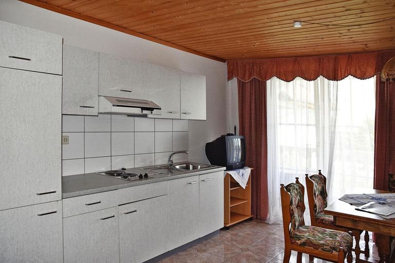 Private kitchen 5, Flat in Podersdorf am See With Balcony, Neusiedl am See