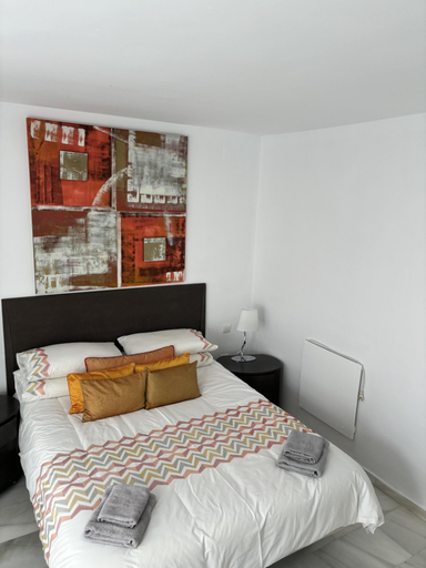 Room 3, Beach Apartment - Sleeps 6, Pool & Private Terrace, Málaga