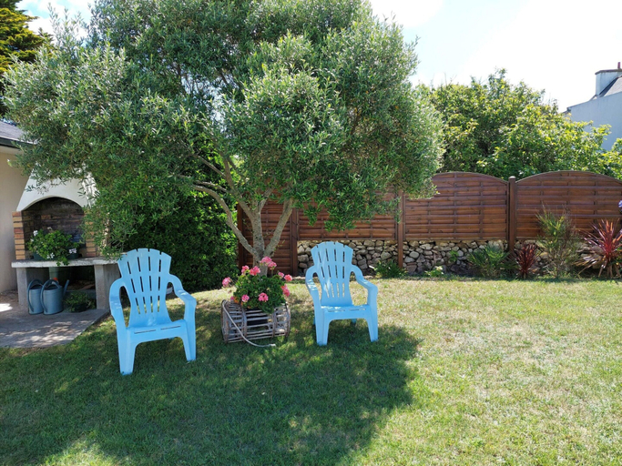 Dining 5, Holiday Home in Plouhinec by Audierne Bay, Finistère