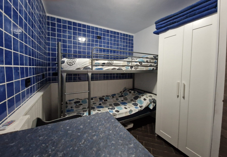 Bedroom 2, 2 bed Apartment That Steps out on to the Pool, Santa Cruz de Tenerife
