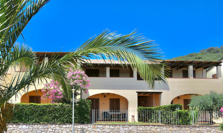 Apartments 5 beds, ground floor with private outdoor area, in Residence with swimming-pool, Livorno