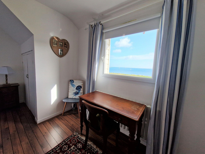 Room 2, Holiday Home With sea View in Perros-guirec, Côtes-d'Armor