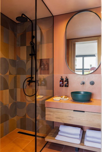 Bathroom 5, Okupa, Attica