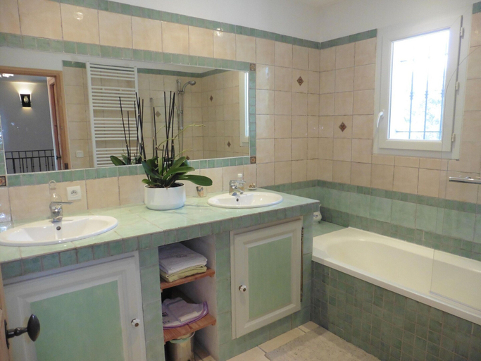 Bathroom, Pretty, Spacious Holiday Home With Private Pool, Vaucluse