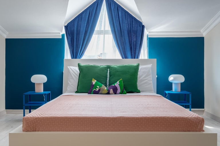 Room 2, Vibrant Duplex With Terrace 2 min to Cevahir Mall, Beşiktaş
