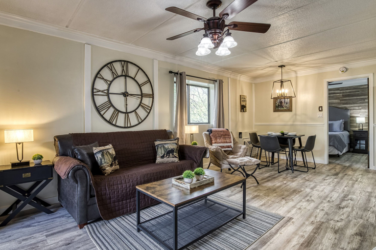 Room 4, Modern Style 2 Bed Condo Pool in Gatlinburg, Sevier