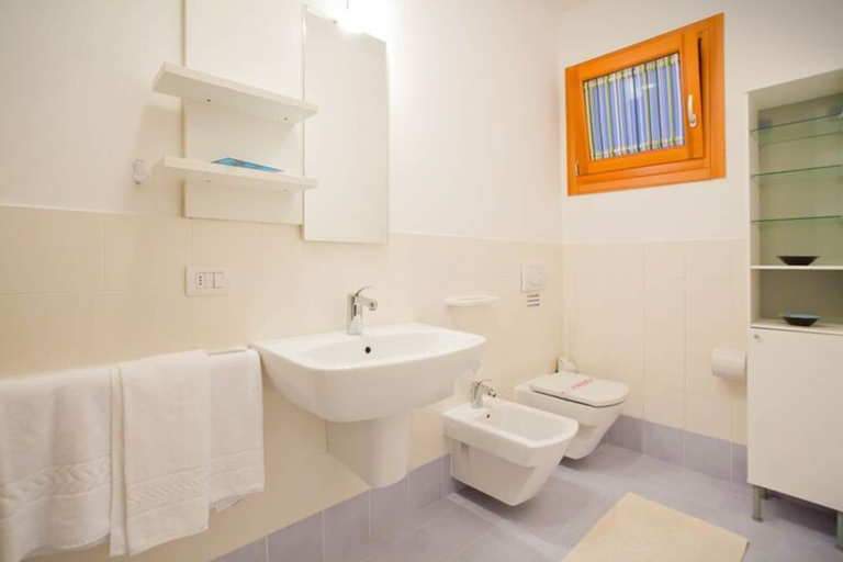 Bathroom, Apartment in Lido Altanea Est With Terrace, Venezia