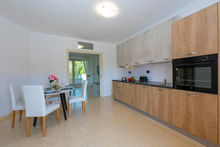 Room 2, Rivoltella Apt With Pool 600m From Lake, Brescia