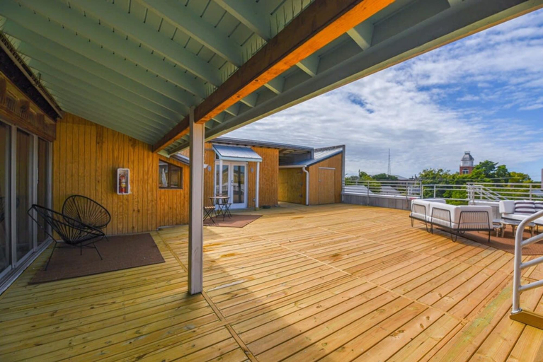 Room 5, Kamp by Brightwild Rooftop Penthouse On Duval, Monroe