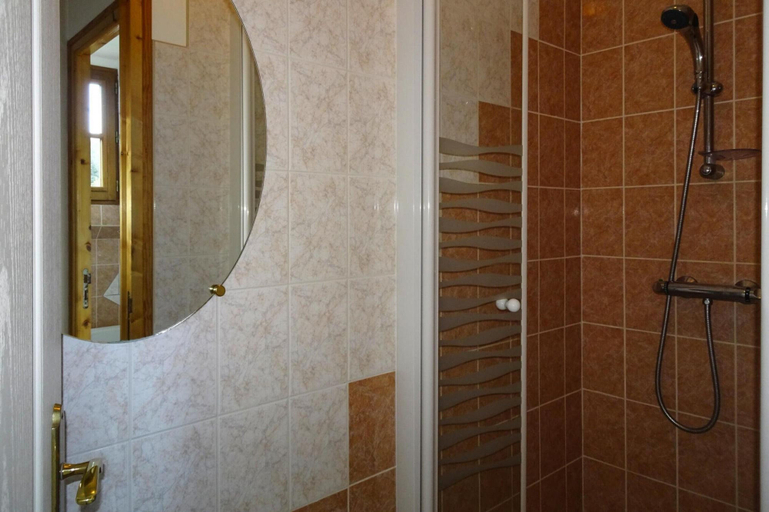 Bathroom 3, Apartment in Benodet near Sandy Beaches, Finistère