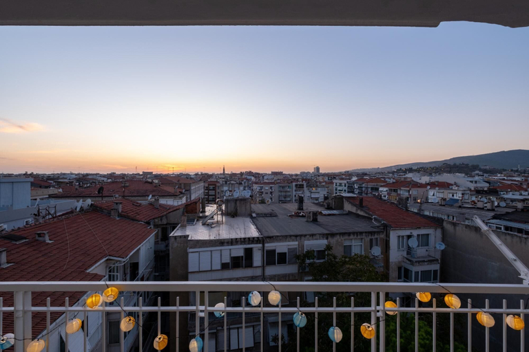 Room 5, Sleek Flat With Sea View Balcony 2 min to Coast, Karşıyaka