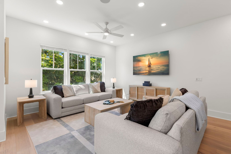 Room 5, Two Amazing Homes at The Gemma, Pinellas