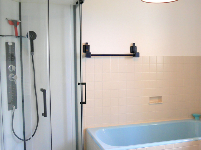 Bathroom 5, Semi-detached House, Plouguerneau, Finistère