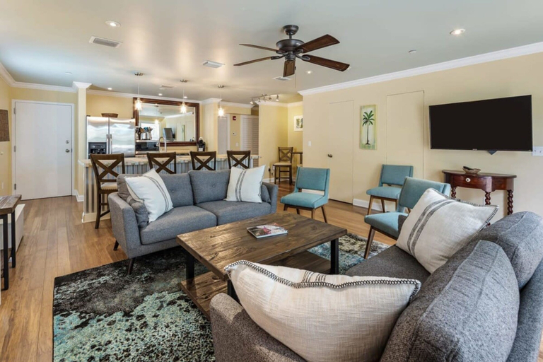 Room 3, Sky Suites Retreat by Brightwild 2 Stunning Condos, Monroe