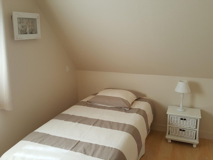 Bedroom 2, Cottage in Plouneour-trez With Sea View, Finistère