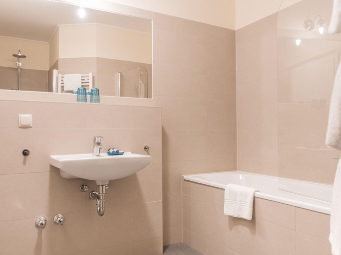 Bathroom 2, Ferienwohnung mit Kamin im Gut Ulrichshusen, Mecklenburgische Seenplatte