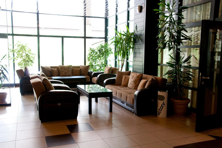 Others 5, Everest Hotel, Etropole