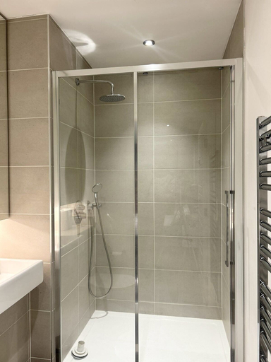 Bathroom 2, Beautiful 2-bed High Rise Apartment in Royal Wharf, London