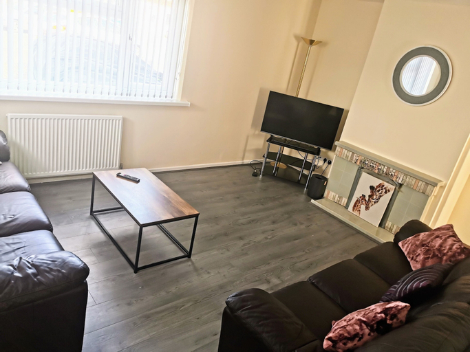 Living area 3, 3bed Full House - Free Parking - Family Friendly!, Wolverhampton