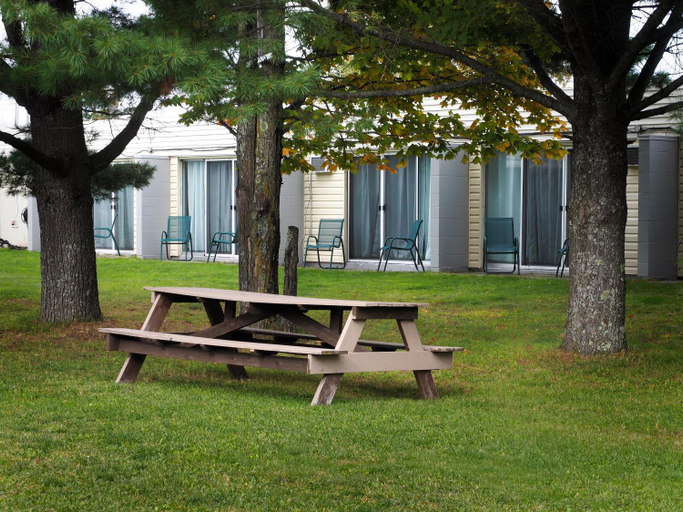 Others 5, Ambassador Motel, Algoma