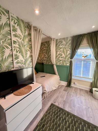 Bedroom 4, Tropical Hideaway Studio Apartment, Cardiff