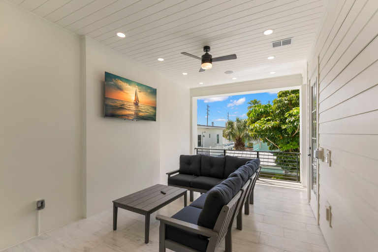 Room 4, The Gemma Collection - 4 Stunning CWB Pool Homes, Pinellas