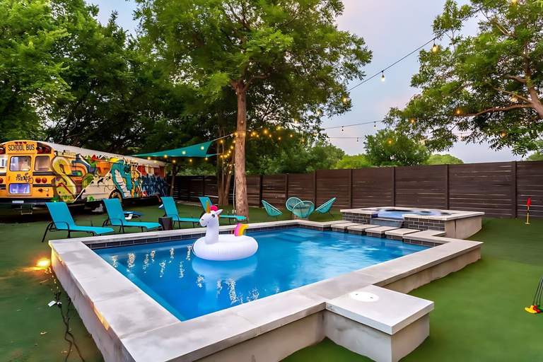 Room 4, Pool Hottub Magic School Bus 5 Mins to Downtown, Travis