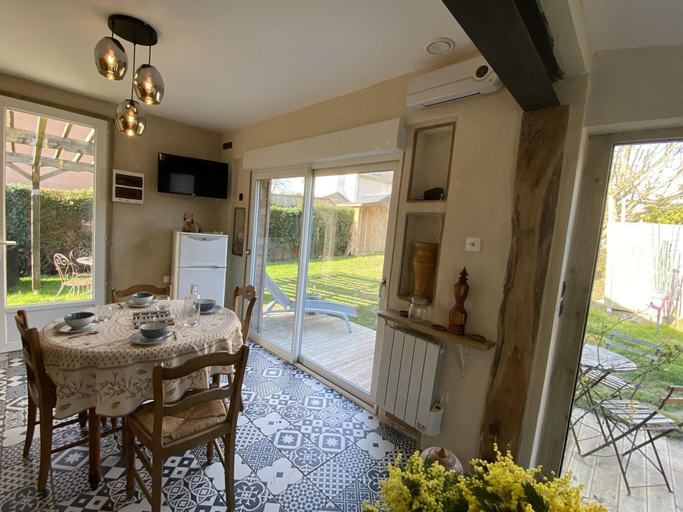 Dining 3, Holiday Home Near Donville-les-bains Beach, Manche