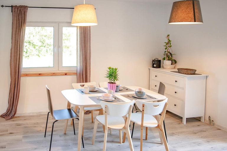 Dining 2, Comfortable Holiday Home With a Private Garden, Słupsk