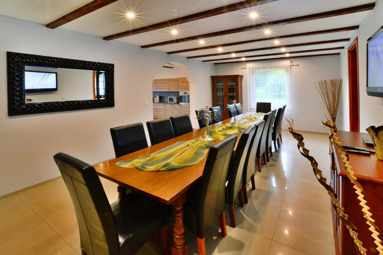 Dining 4, Comfortable XXL Holiday Villa by the Pond, Sławno
