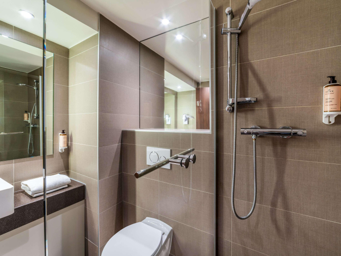 Bathroom 4, Hotel Mercure Caen Côte de Nacre, Calvados