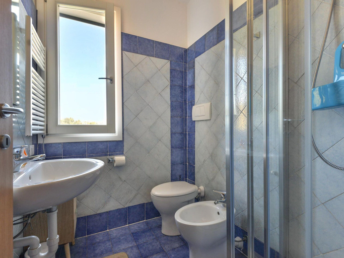 Bathroom, Apartment in Elba Near Straccoligno Beach, Livorno