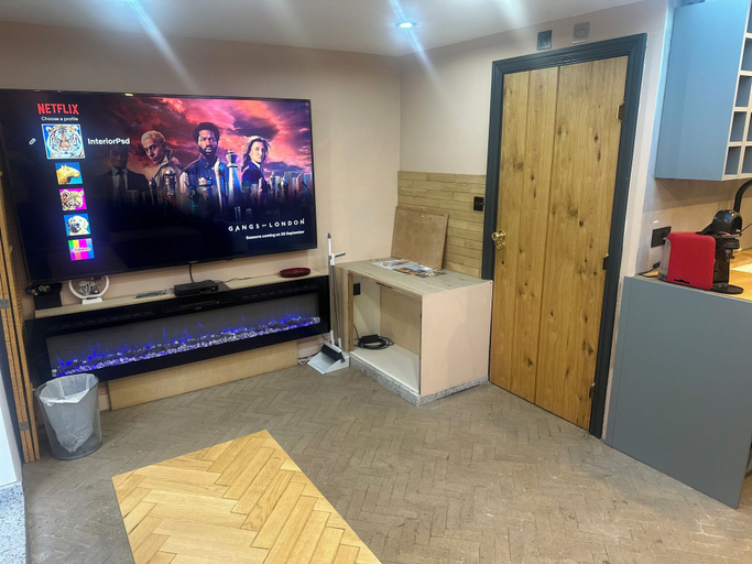 Others 5, Stunning 1-bed Studio in London, London