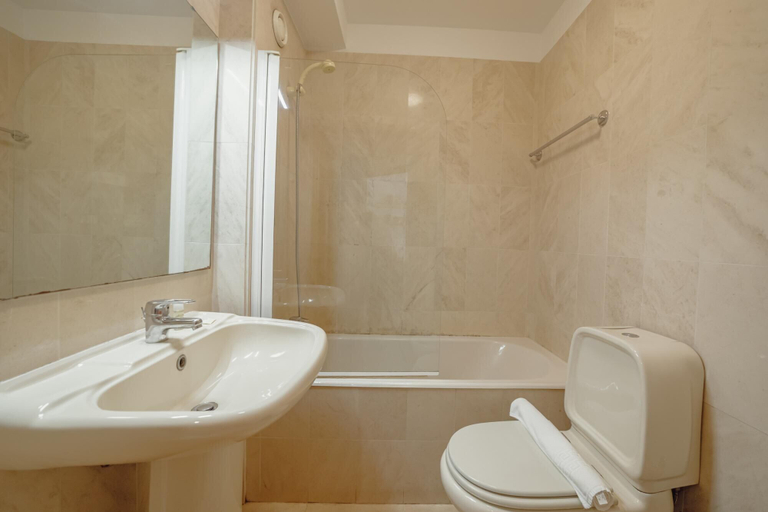 Bathroom 4, Downtown Trindade Apartment With Terrace by Vacationy, Porto