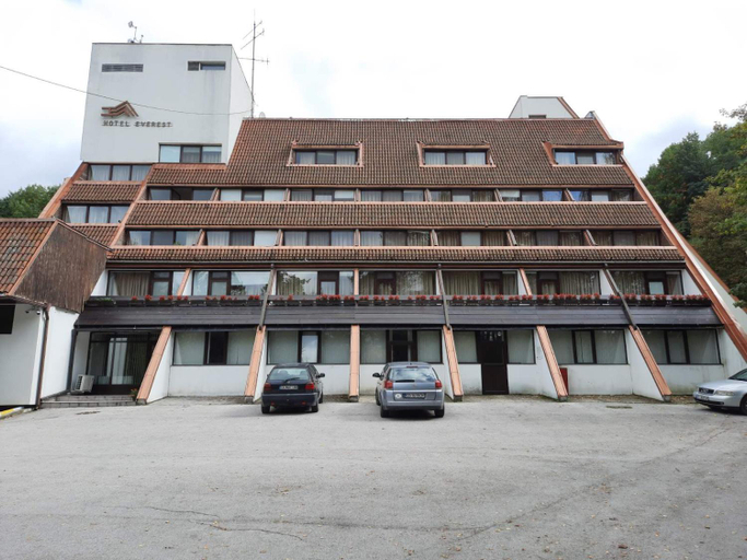 Others 5, Everest Hotel, Etropole