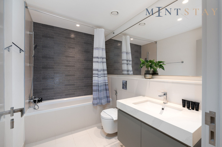 Bathroom, Elegant 2BR Emaar Beachfront Retreat, Dubai