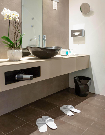 Bathroom 15