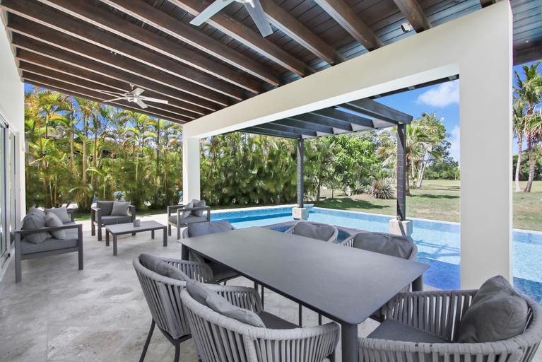 Room 5, Luxury Golf Villa in Bavaro Cocotal Palma Real Pool Jacuzzi Staff, Salvaleon de Higuey