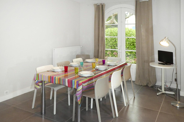 Dining 2, Holiday Home in Carnac Near Sandy Beach, Morbihan