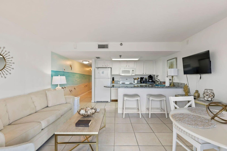 Room 3, Top Floor Oceanfront Condo w Pool Beach Access, Volusia